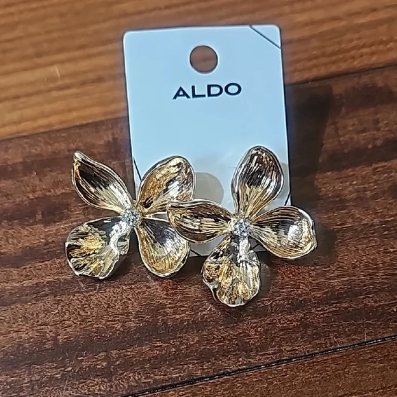 Aldo Gold Petal Floral Stud Earrings Comes W Accessory Pouch - Picture 7 of 7